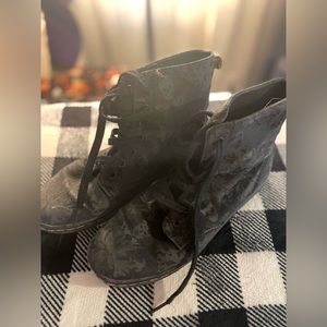 Dr. Martins Hackney Black Skull Damask Flock Mid Canvas